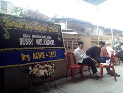 Pelayat Mulai Berdatangan ke Rumah Model Desi yang Jatuh di Kalibata City