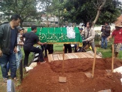 Desi Si Model Majalah Dikebumikan, Keluarga Ikhlas Melepas