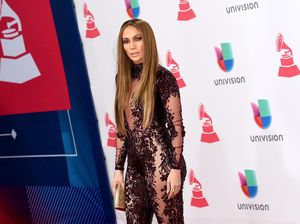 Foto: Seksinya Jennifer Lopez Pakai Jumpsuit Menerawang di Latin Grammy