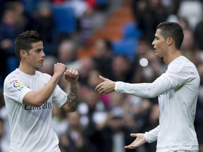 MADRID, SPAIN - DECEMBER 30:  Cristiano Ronaldo (R) of Real Madrid CF celebrates scoring their opening goal with teammate James Rodriguez (L) during the La Liga match between Real Madrid CF and Real Sociedad de Futbol at Estadio Santiago Bernabeu on December 30, 2015 in Madrid, Spain.  (Photo by Gonzalo Arroyo Moreno/Getty Images)