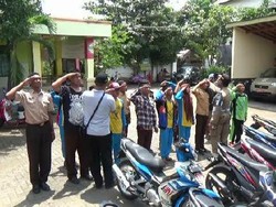 Begini Cara Satpol Probolinggo Hukum Pelajar yang Bolos Sekolah