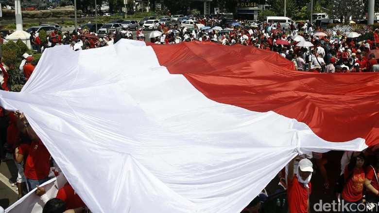 Bendera Merah Putih Raksasa di Antara Ribuan Orang di Parade Kebhinnekaan