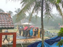 Diiringi Hujan dan Angin Kencang, Jenazah Sutan Bhatoegana Dimakamkan