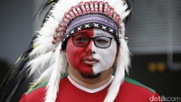 Menghias mahkota ala suku di Papua.