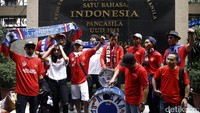 Mereka secara mandiri mendukung timnas menghadapi Thailand di Phillipines Sports Stadium, Bacou, Filipina untuk memperebutkan juara Grup A mengalahkan tuan rumah Filipina, Singapura dan Thailand.