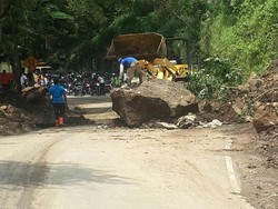 Longsor di Trenggalek, Batu Raksasa Ikut Nggelundung ke Jalan Raya