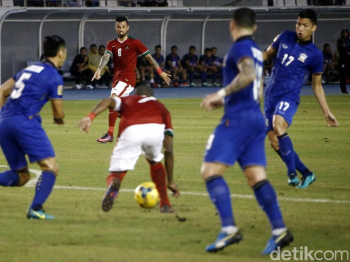 Timnas Indonesia meladeni Thailand dalam pertandingan pertama Grup A Piala AFF 2016. Dalam laga itu Timnas Indonesia kalah dengan skor 4-2.