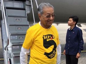 Acara Mahathir Mohamad Berubah Rusuh, Sepatu dan Kursi Beterbangan Acara Mahathir Mohamad Berubah Rusuh, Sepatu dan Kursi Beterbangan