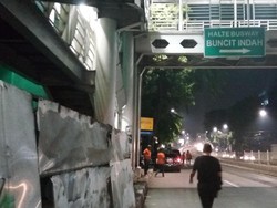 Petugas Bongkar Reklame di JPO Sepanjang Mampang sampai Warung Buncit