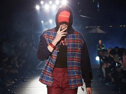 Tampilkan Model Merokok di Catwalk, Desainer Jepang Ini Tuai Kontroversi