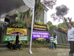 Rumah Duka Sutan Bhatoegana Bertabur Karangan Bunga