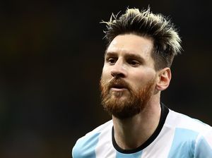 Bek Nigeria Berniat Menyuap Rekan Satu Tim Demi Dapat Jersey Messi