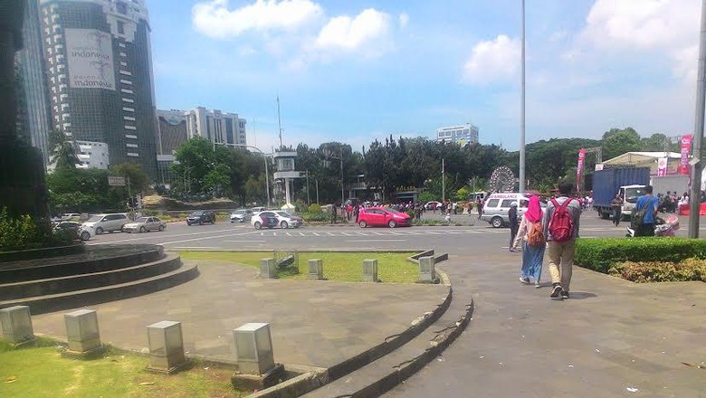 Parade Bhinneka Tunggal Ika Bubar, Massa Kompak Kumpulkan Sampah