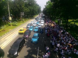 Massa Parade Bhinneka Tunggal Ika Ngadem di Trotoar, Lalin Tersendat