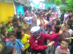 Kebiasaan Baru Anies-Sandiaga: Joget Bareng Pendukung Saat Kampanye