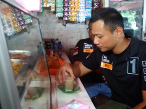 Ngopi di Warteg, Agus Yudhoyono Dialog dengan Pedagang Pasar Minggu