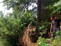 Pak Bupati Blitar, Lima Rumah ini Rawan Ambrol ke Sungai