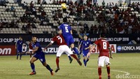 Boas dan pemain Thailand berduel di udara.