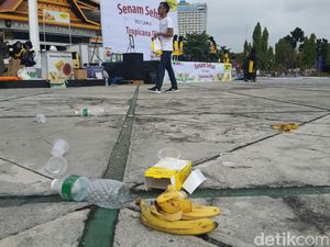 Penampakan Sampah Berserakan di Kantor Gubernur Riau Usai Acara Senam Massal