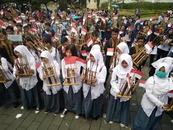 Sebar Perdamaian, Ribuan Pelajar dan Mahasiswa Main Angklung di Gedung Sate