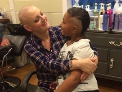 Ibunya Botak karena Kanker, Anak 9 Tahun Ini Ikut Botaki Sebagian Rambutnya