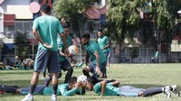 Timnas tiba di lapangan pukul 9.06. Tim yang menjadi starter di laga melawan Thailand cuma menjalani sesi recovery.