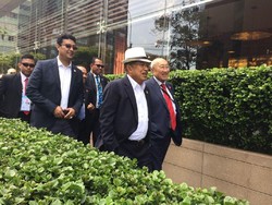 Gaya JK Jalan Pagi di Lima, Pakai Fedora dan Jas