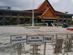 Sampah Berserakan di Kantor Gubernur Riau Sudah Dibersihkan