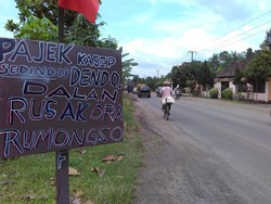 Jalan Nasional di Trenggalek Rusak, Ini Gaya Protes Warga ke Pemerintah