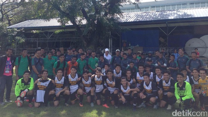 Para Pelajar di Manila Ini Antusias Foto Bareng Timnas Indonesia