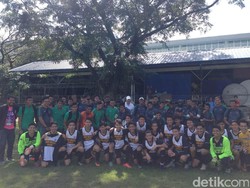 Para Pelajar di Manila Ini Antusias Foto Bareng Timnas Indonesia