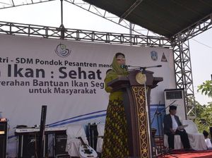 Menteri Susi Ajak 7.445 Santri Tebuireng Makan Ikan Bareng