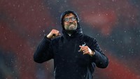 Juergen Klopp di bawah guyuran hujan. Liverpool gagal menang pekan ini setelah diimbangi Southampton 0-0. (Foto: Getty Images Sport/Clive Rose)