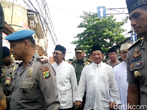 Kenakan Baju Koko dan Berpeci, Kapolri Hadiri Tablig Akbar di Kwitang