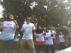 Blusukan ke Jagakarsa, Sandiaga Senam Bareng Ibu-ibu