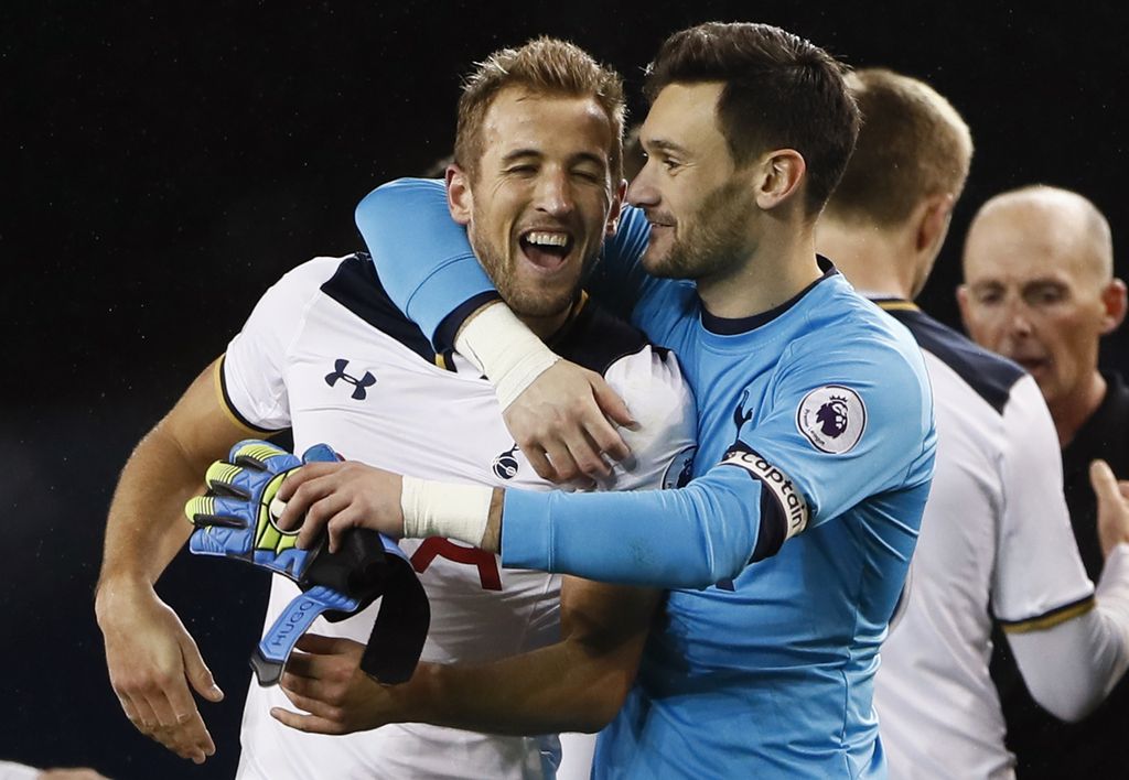 Britain Football Soccer - Tottenham Hotspur v West Ham United - Premier League - White Hart Lane - 19/11/16 Tottenham's Harry Kane and Hugo Lloris celebrate after the match Reuters / Stefan Wermuth Livepic EDITORIAL USE ONLY. No use with unauthorized audio, video, data, fixture lists, club/league logos or 