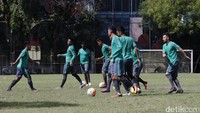 Tim cadangan difokuskan melakukan latihan crossing, sekaligus untuk mengantisipasi bola silang Filipina. Latihan selesai sekitar pukul 10.30.