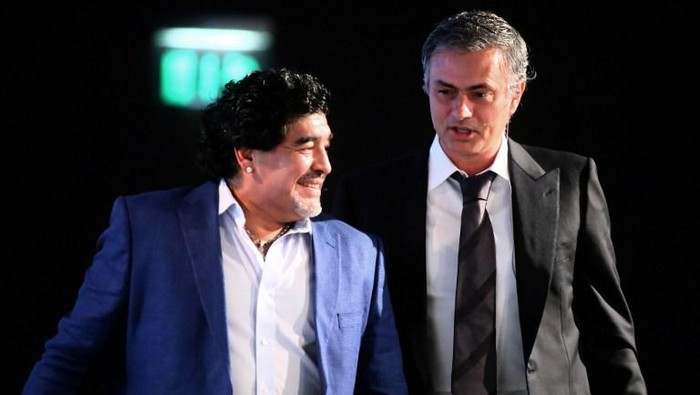 Argentinian football icon and former player Diego Maradona (L) and Real Madrids Portuguese coach Jose Mourinho walk before attending a panel discussion during the first session of the International Sports Conference in Dubai on December 28, 2012. AFP PHOTO/MARWAN NAAMANI / AFP PHOTO / MARWAN NAAMANI