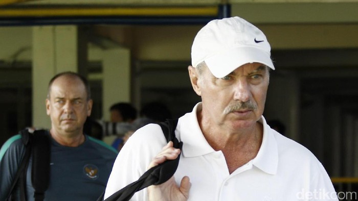 Kurnia Meiga atau Andritany, Siapa yang Dipilih Riedl?