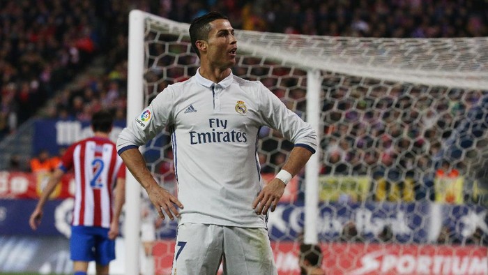 Soccer Football - Atletico Madrid v Real Madrid - La Liga - Vicente Calderon, Madrid, Spain - 19/11/16 Real Madrids Cristiano Ronaldo celebrates scoring their third goal and his to complete his hat trick  Reuters / Sergio Perez Livepic EDITORIAL USE ONLY.