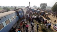 Ini Penampakan Kecelakaan Kereta di India Yang Tewaskan 119 Orang