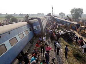 Ini Penampakan Kecelakaan Kereta di India Yang Tewaskan 119 Orang