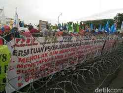 Ribuan Buruh Tolak Upah Murah Kepung Kantor Gubernur Jatim