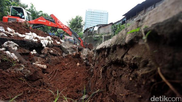 Jalan di Patra Kuningan Longsor