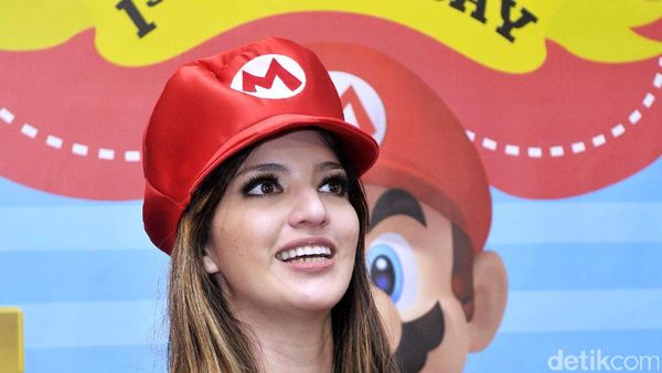 Cantiknya Nia Ramadhani Berkostum Mario Bros