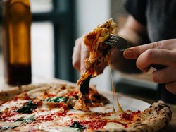 Tak Perlu Garpu dan Pisau, Begini Cara Makan Pizza Italia yang Benar