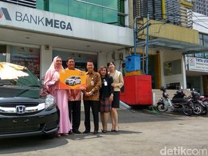 Bank Mega Serahkan Hadiah Mobil dan Motor Matik untuk Nasabah di Surabaya