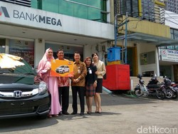 Bank Mega Serahkan Hadiah Mobil dan Motor Matik untuk Nasabah di Surabaya