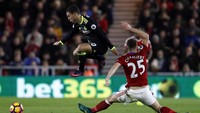 Eden Hazard melompat untuk melewati Calum Chambers. Lee Smith/Reuters/detikFoto.