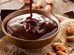 Ini Cara Mudah Bikin Saus Cokelat yang Legit Enak